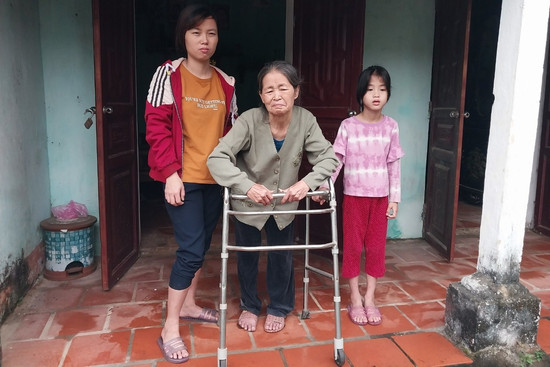 Bà ngoại mù loà cùng cháu gái được hỗ trợ xây Ngôi nhà mơ ước
