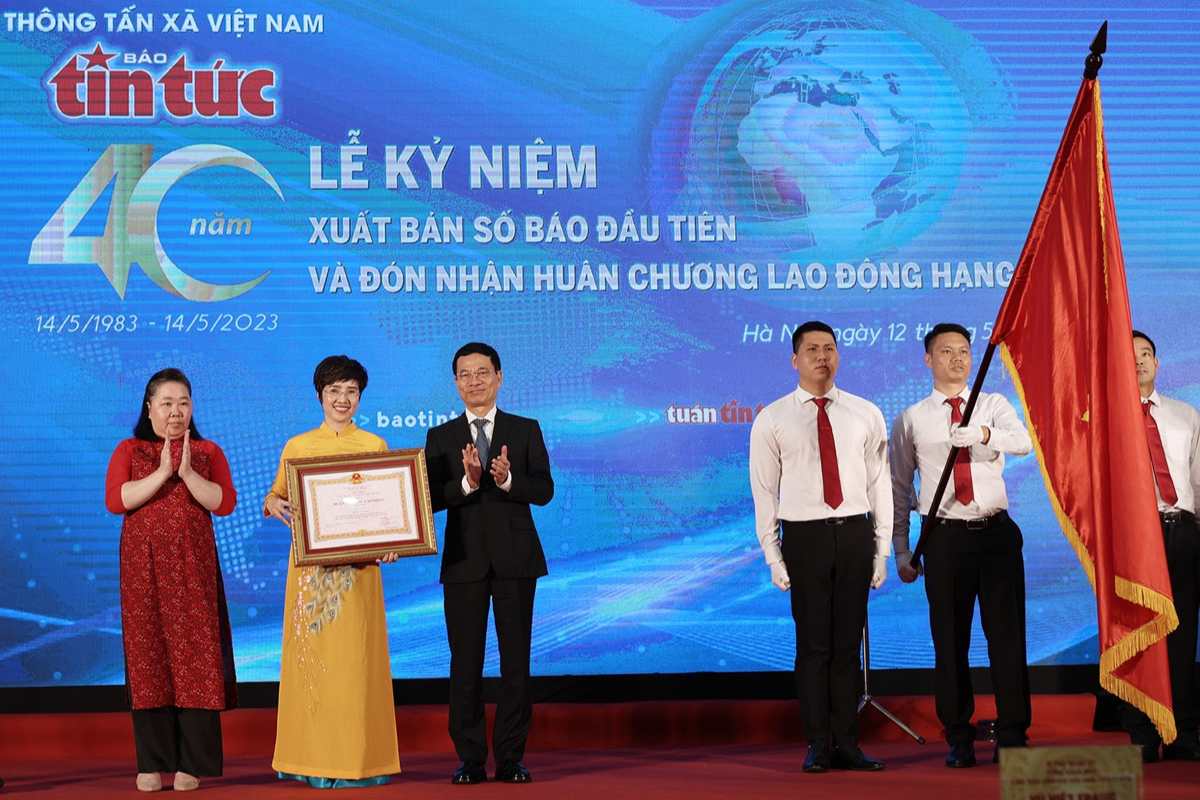 Báo Tin tức đón nhận Huân chương Lao động hạng Nhất