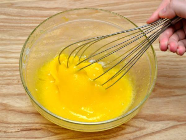 Cách làm kem trứng đánh bông cho bé tại nhà đơn giản nhất