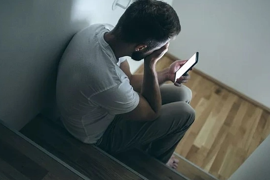 Cuộc điện thoại lúc nửa đêm của chồng khiến tôi hoàn toàn sụp đổ