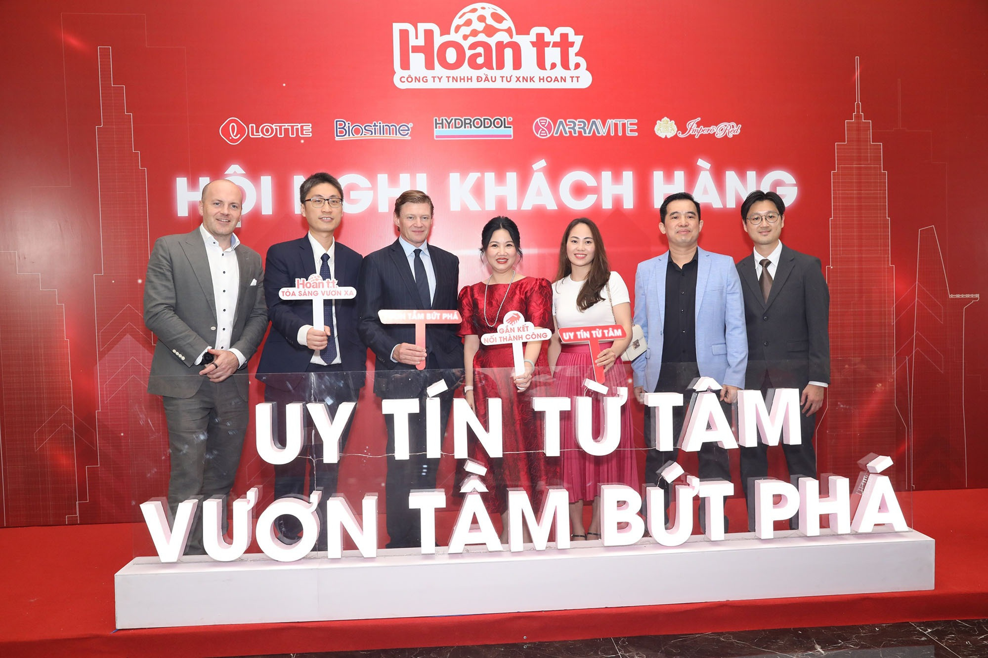 Hoan TT giới thiệu loạt sản phẩm chăm sóc sức khỏe mới