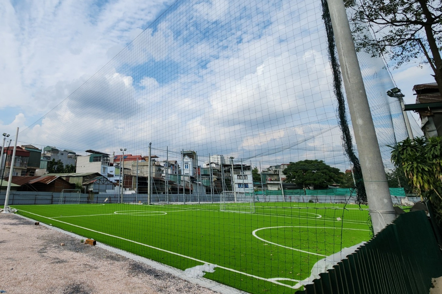 Hà Nội: Sân bóng không phép 'mọc' trên quỹ đất người dân nhường mở đường