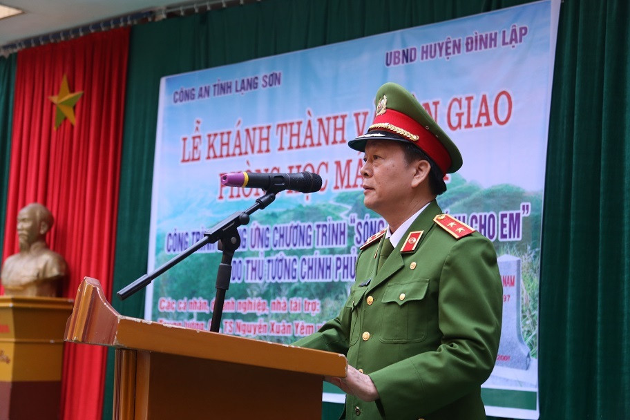 “Sóng và máy tính cho em” đến với học trò vùng biên giới