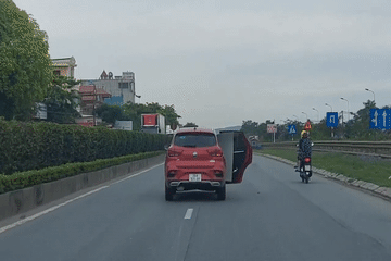 Thanh Hóa: Ô tô con ngang nhiên mở cửa khi đi trên Quốc lộ 1A