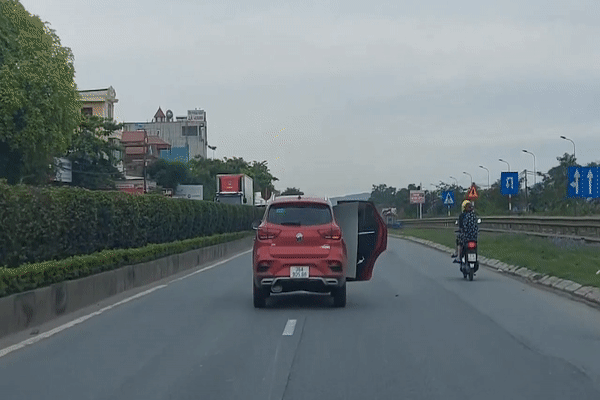 Thanh Hóa: Ô tô con ngang nhiên mở cửa khi đi trên Quốc lộ 1A