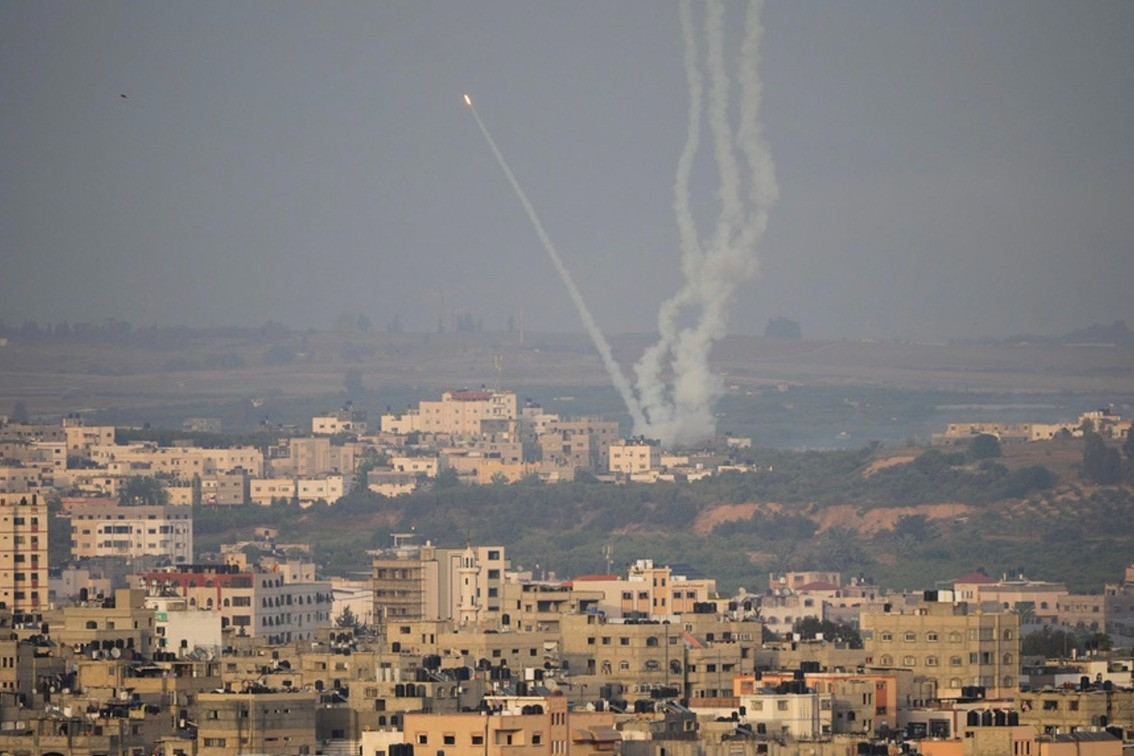 Israel bị tấn công dồn dập, lá chắn Vòm Sắt để lọt rocket
