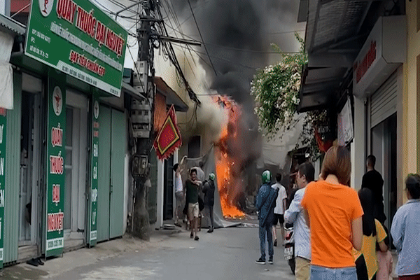 Khói lửa bao trùm mặt tiền dãy ki-ốt ở Hà Nội, người dân hoảng hốt bỏ chạy