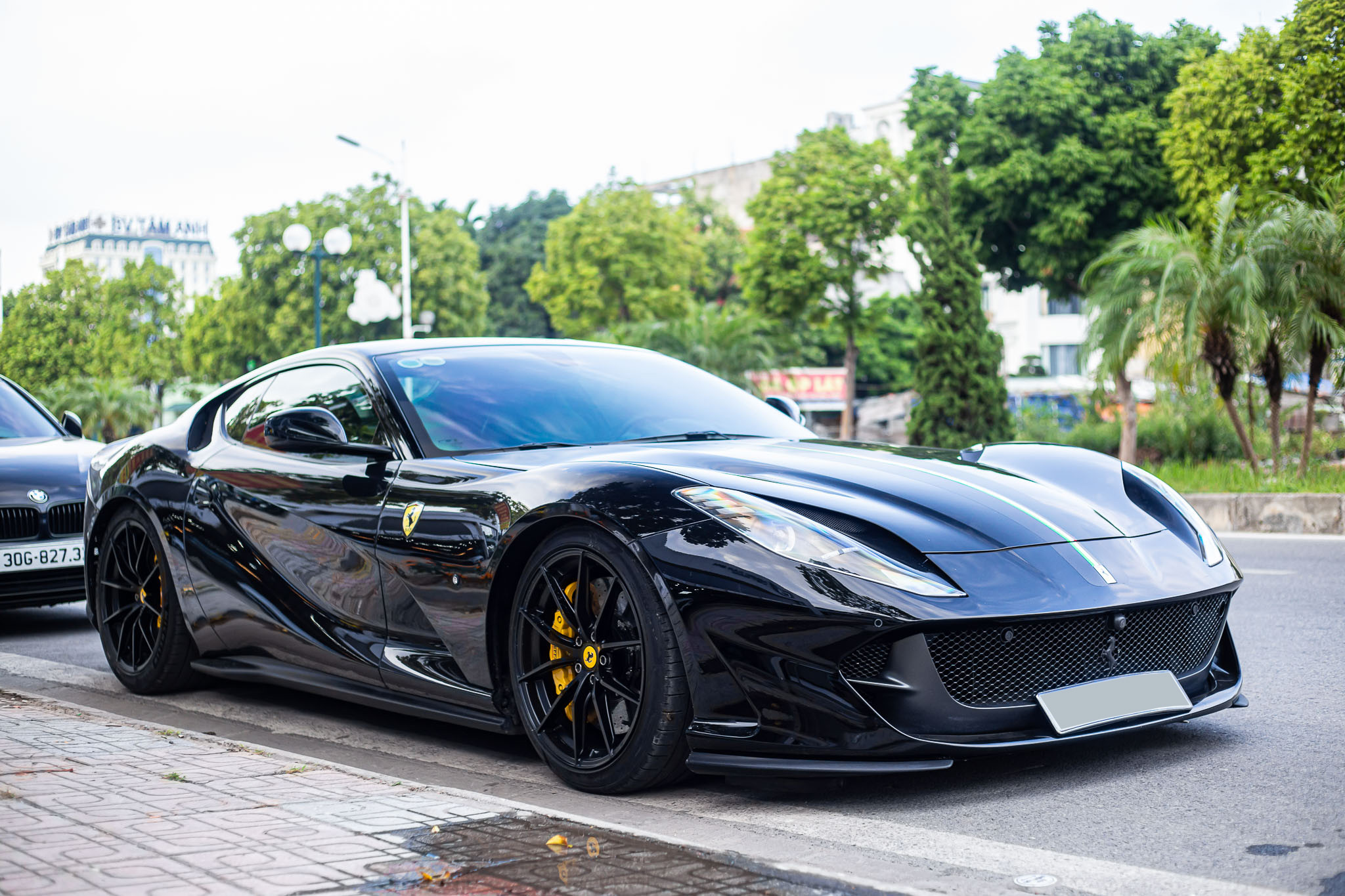 Khám phá siêu xe Ferrari 812 Superfast màu đen của tay chơi 9X Hà thành