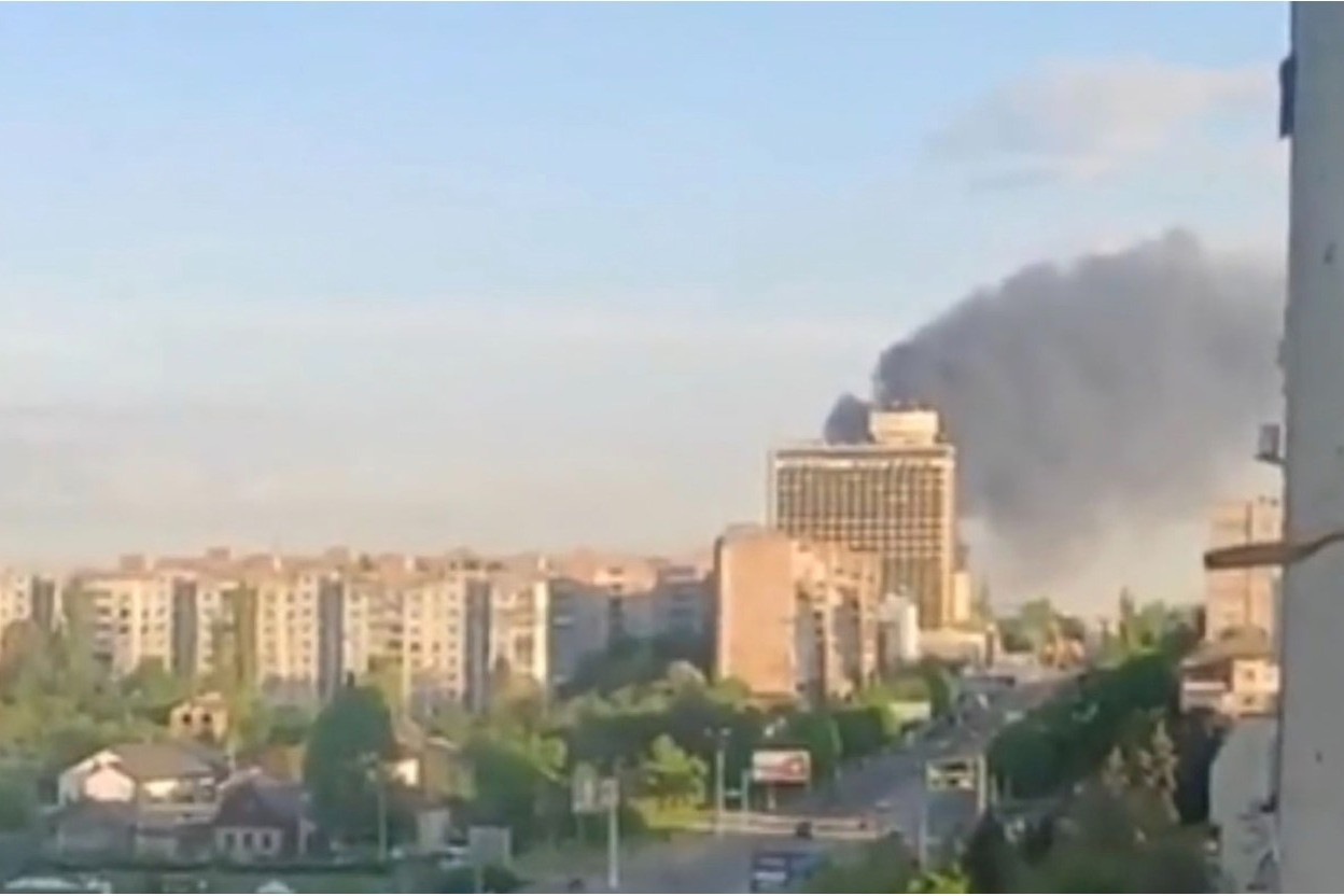 Giao tranh gia tăng dọc biên giới Kharkiv và Luhansk, trực thăng Nga rơi