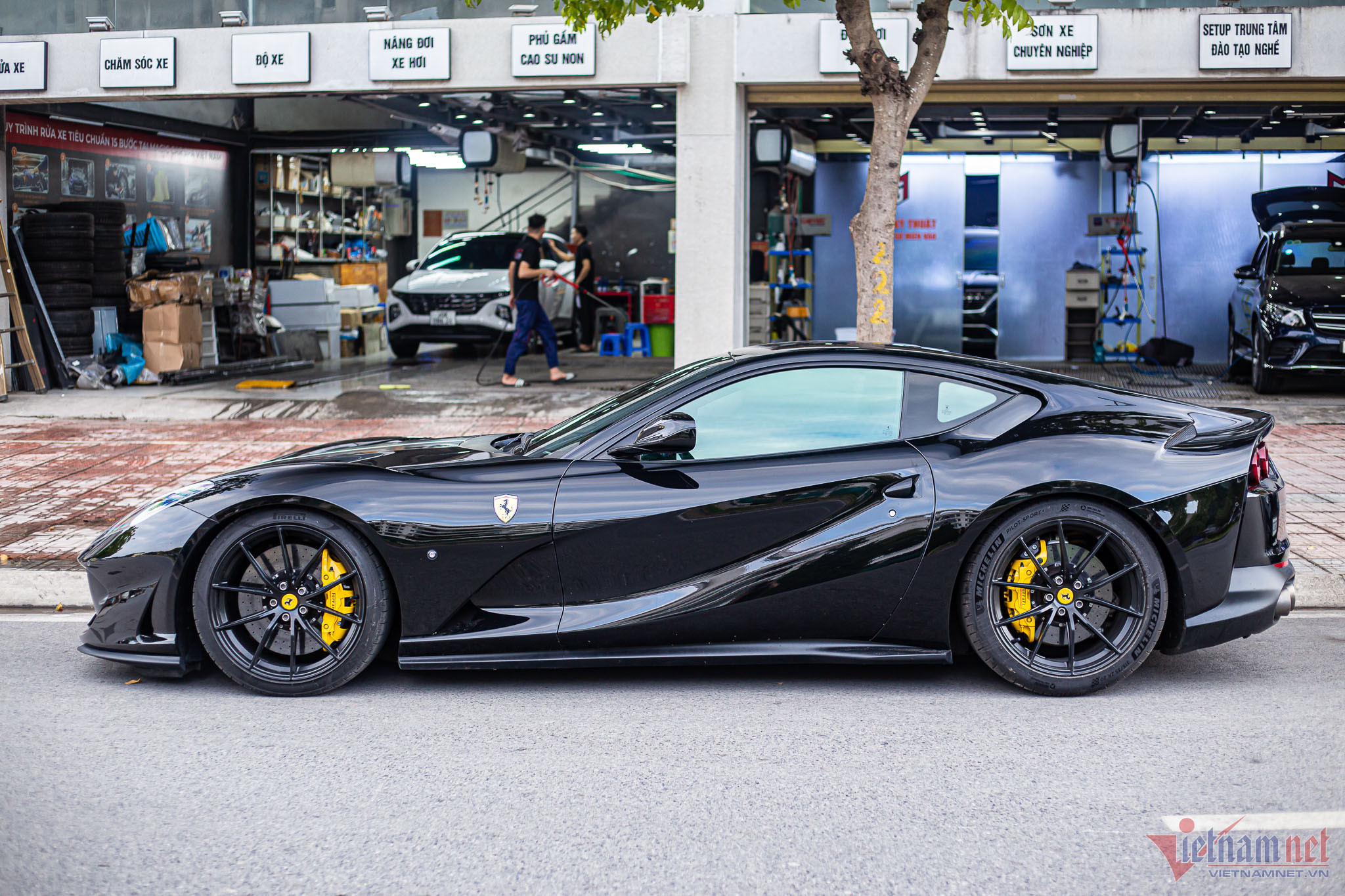 Kh m Ph Si u Xe Ferrari 812 Superfast M u en C a Tay Ch i 9X H Th nh Kh m Ph Si u Xe Ferrari 812 Superfast M u en C a Tay Ch i 9X H Th nh