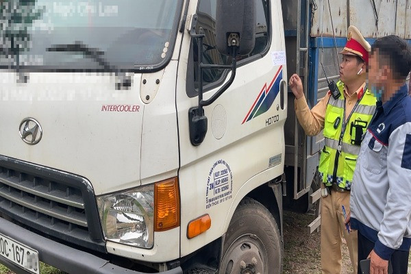 Tài xế vi phạm nồng độ cồn, không nhường đường cho xe ưu tiên trên cao tốc