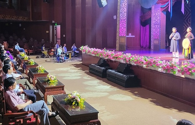 Giám đốc Nhà hát dân ca Quan họ Bắc Ninh lên tiếng về hàng ghế gây tranh cãi