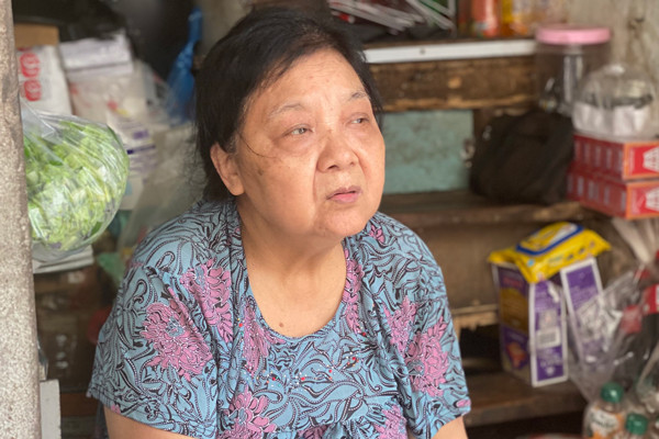 Tai họa ập xuống, cựu giảng viên Hà Nội rơi nước mắt trong căn nhà mặt bằng 4m2