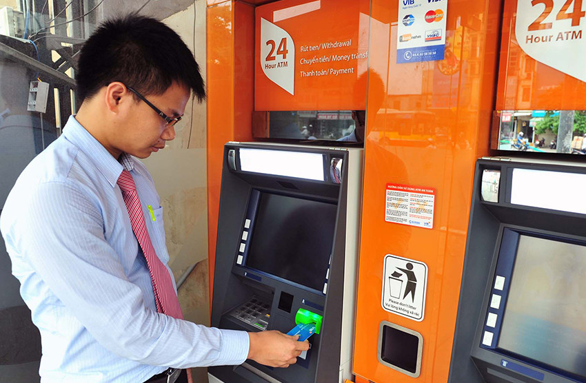 Giao dịch rút tiền qua ATM giảm mạnh