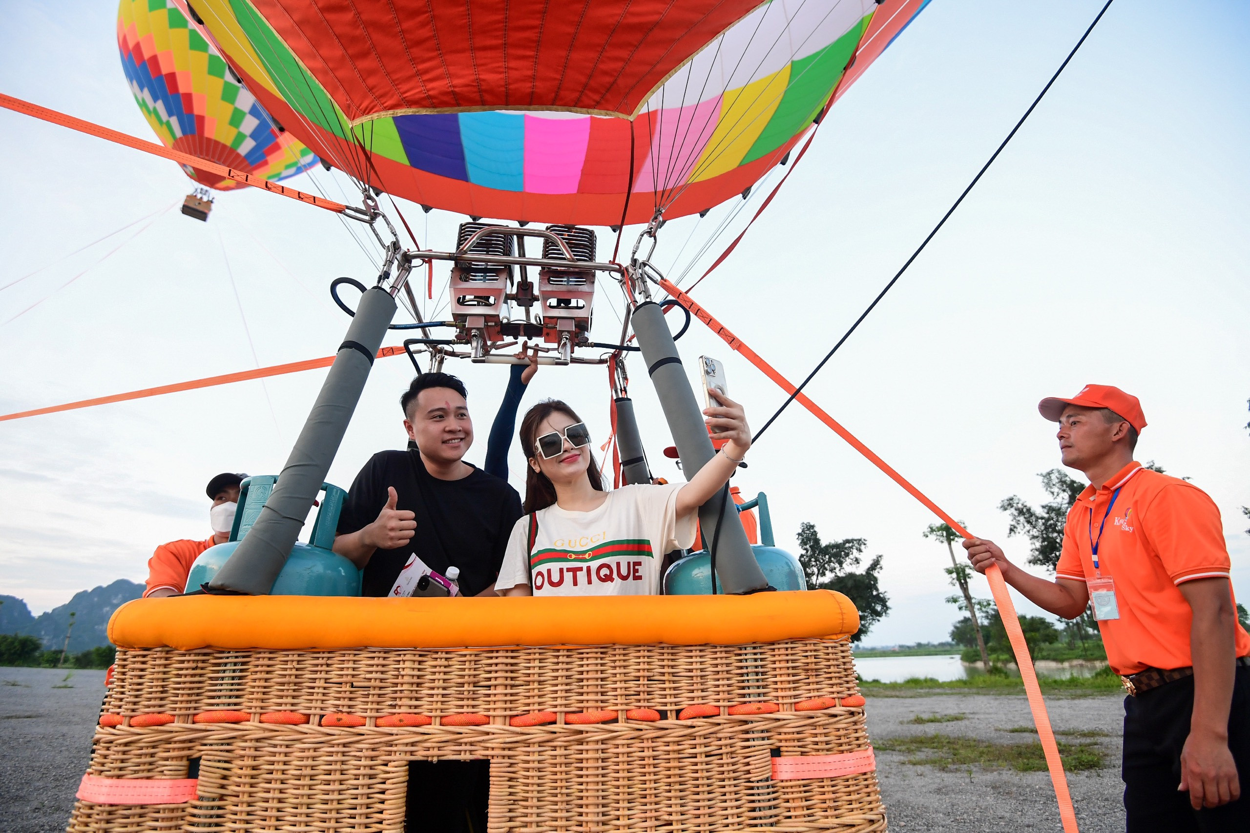 Du khách đi trăm cây số về Hà Nam bay khinh khí cầu