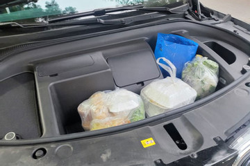 Có nên bỏ đồ ăn ở cốp trước của VinFast VF 8 để tránh mùi vào trong xe?