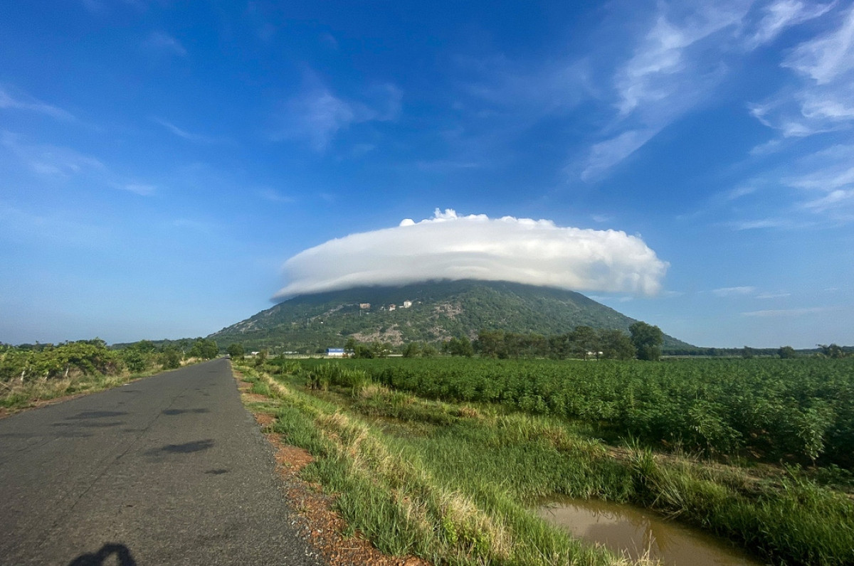 UFO-shaped clouds on Ba Den Mountain thrill locals