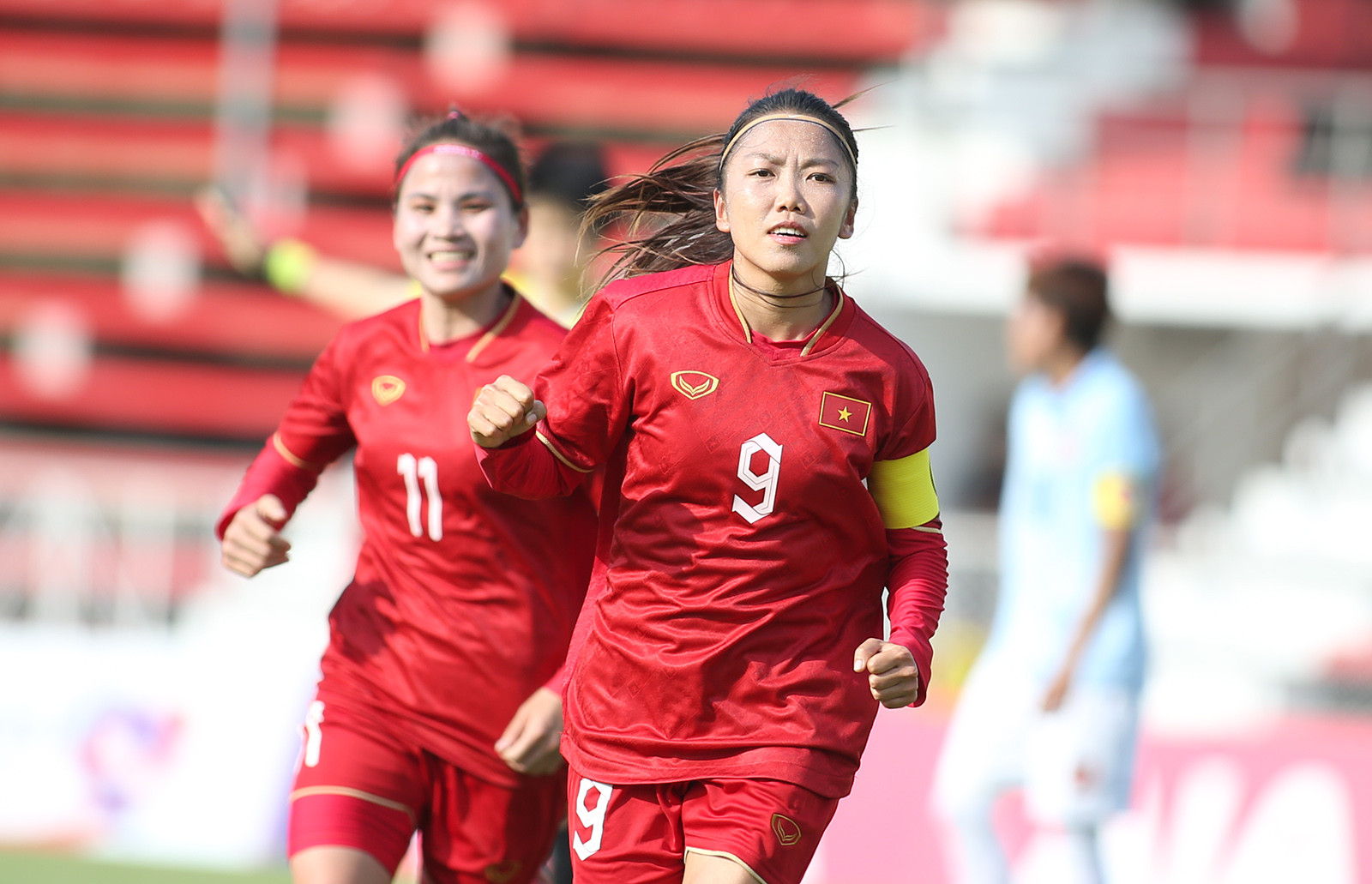 Huỳnh Như tiếp thêm động lực cho tuyển nữ Việt Nam trước chung kết