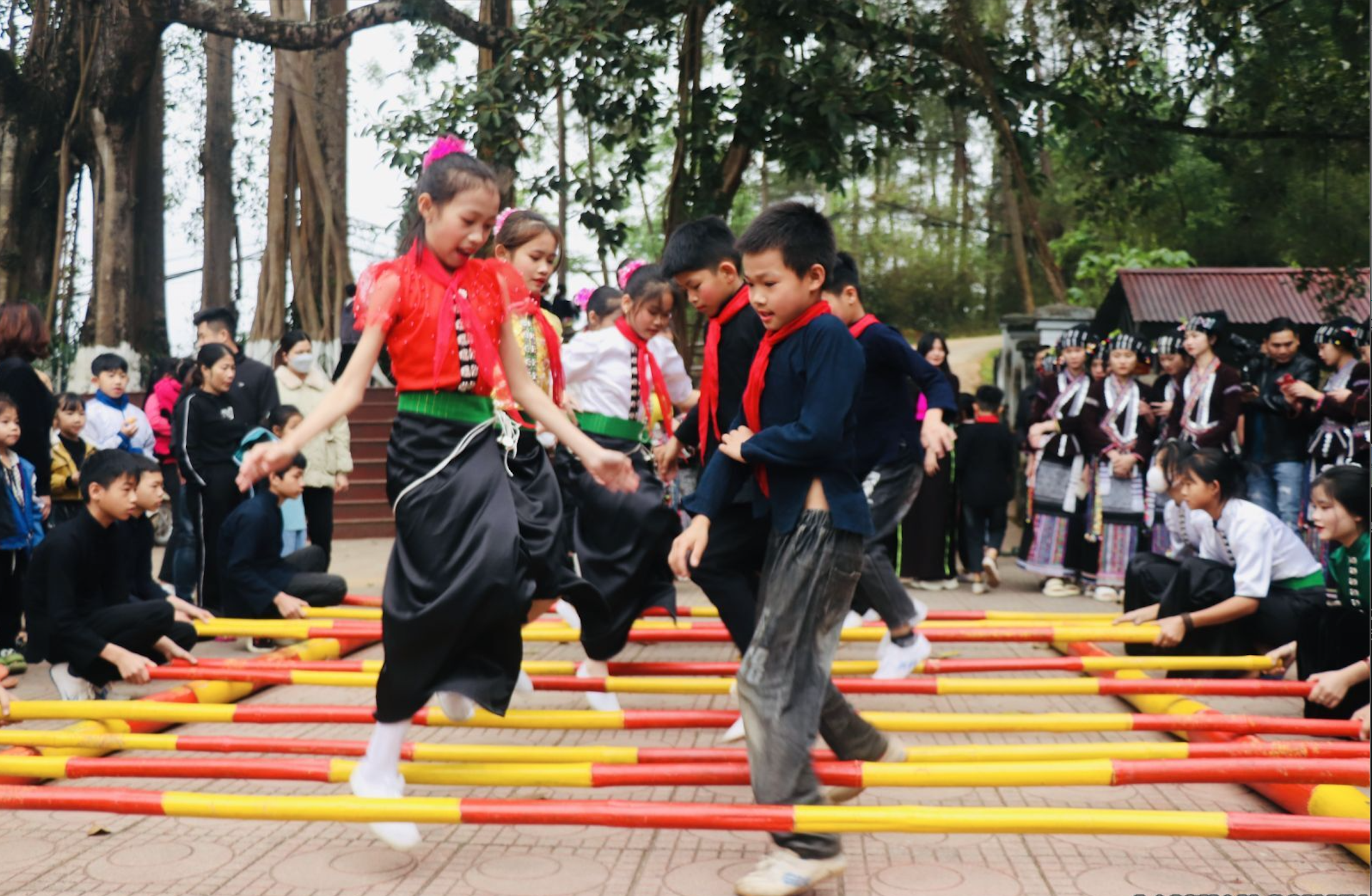 Bảo tồn, phát huy văn hóa truyền thống tốt đẹp các dân tộc trong trường học