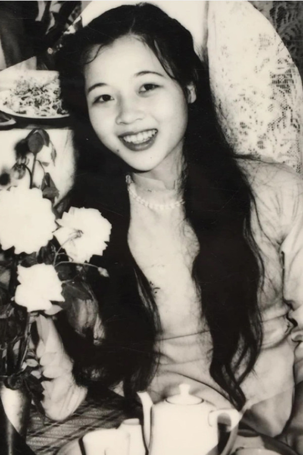 Thân thế mẹ ruột Hoa hậu Lương Thùy Linh: Đứng đầu kho bạc nhà nước một tỉnh, thời trẻ cũng là mỹ nhân - Ảnh 2.