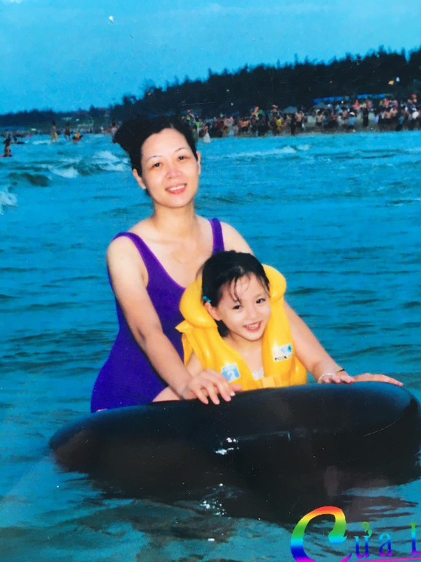 Thân thế mẹ ruột Hoa hậu Lương Thùy Linh: Đứng đầu kho bạc nhà nước một tỉnh, thời trẻ cũng là mỹ nhân - Ảnh 4.