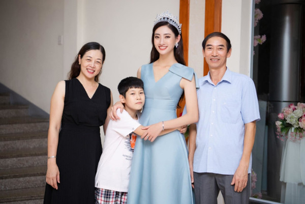 Thân thế mẹ ruột Hoa hậu Lương Thùy Linh: Đứng đầu kho bạc nhà nước một tỉnh, thời trẻ cũng là mỹ nhân - Ảnh 6.