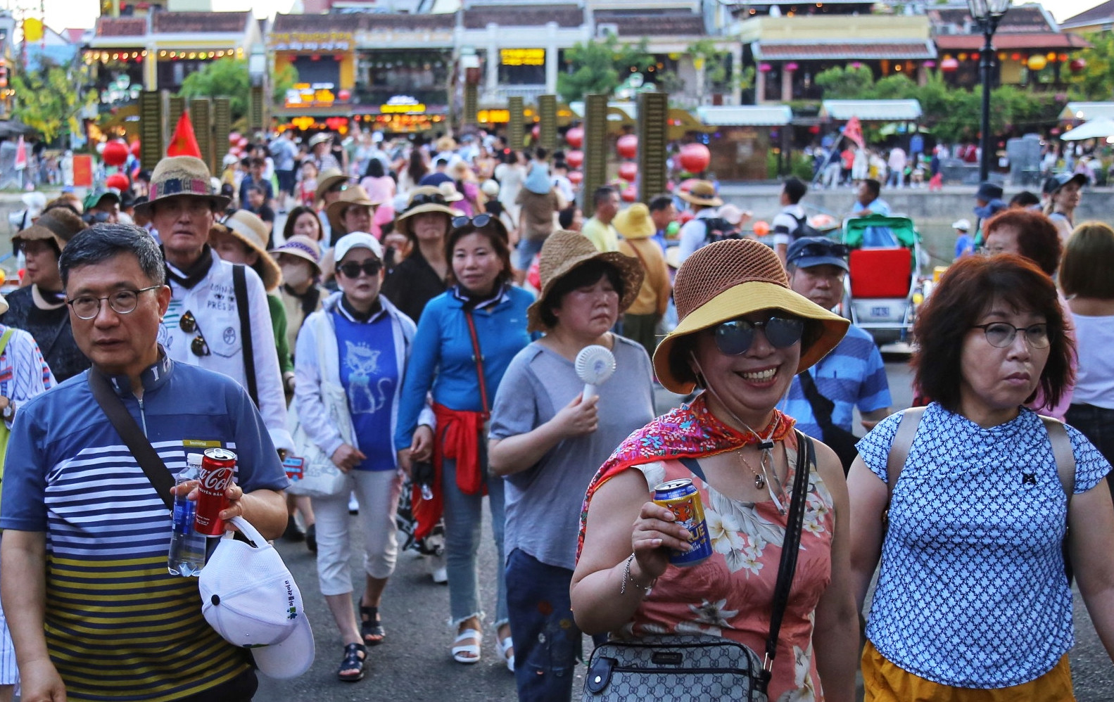 Hội An bỗng dưng ùn ùn người dạo chơi, ăn uống ngày đầu tuần