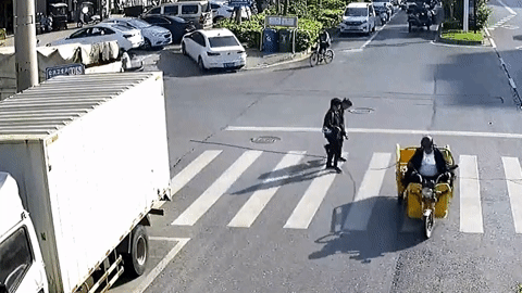 Người phụ nữ bất ngờ bị xe ba bánh kéo lê trên đường phố