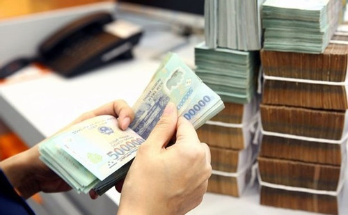 Base salary for VN civil servants, public employees to rise from July 1