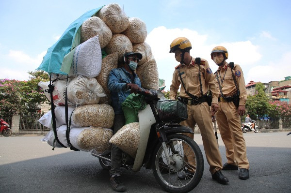 Tài xế xe máy chở 'núi hàng' nặng 200kg, đi bằng cảm giác trên phố Hà Nội