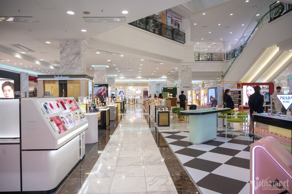 commercial centres remain quiet in hcm city picture 1