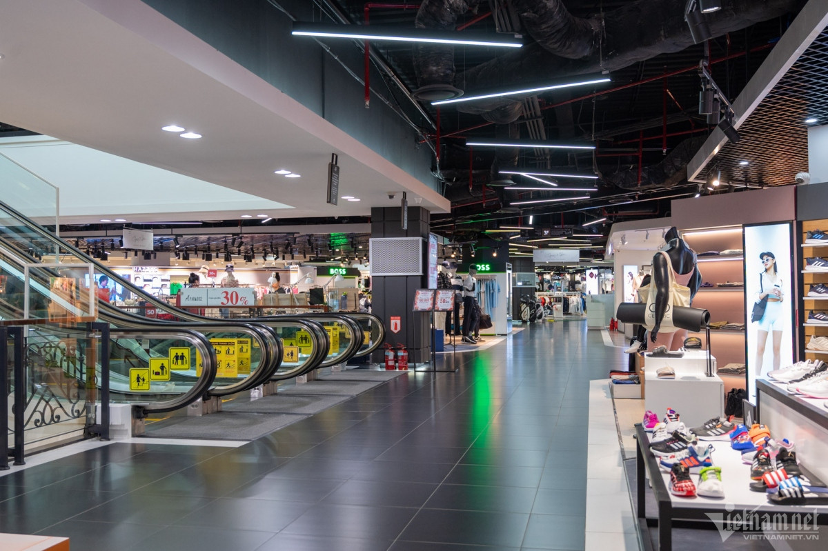 commercial centres remain quiet in hcm city picture 2