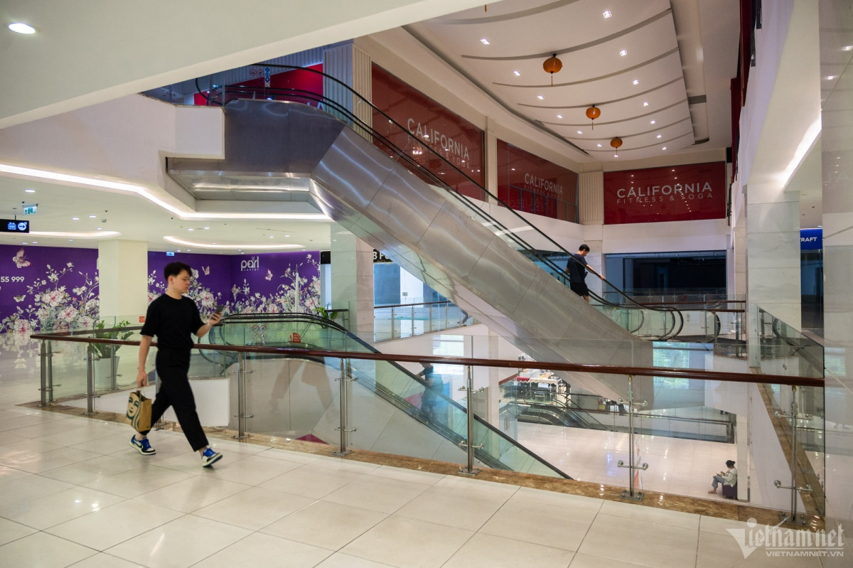 commercial centres remain quiet in hcm city picture 6