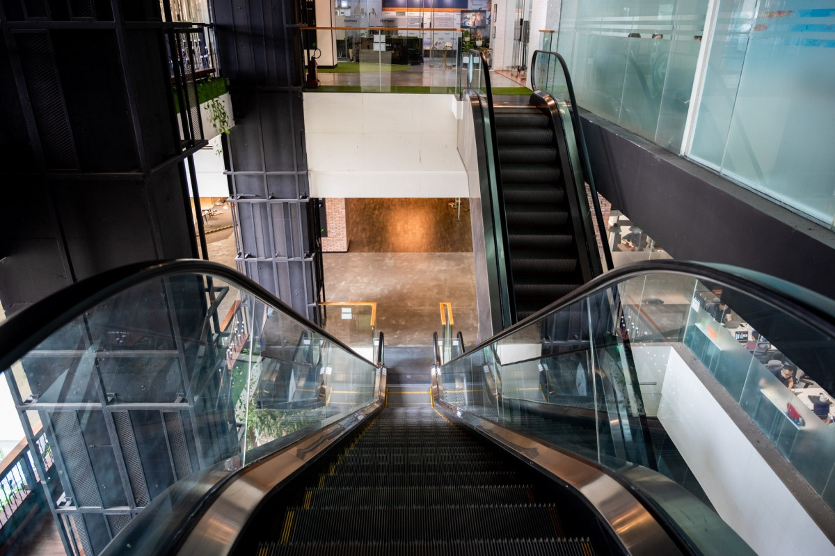 commercial centres remain quiet in hcm city picture 7