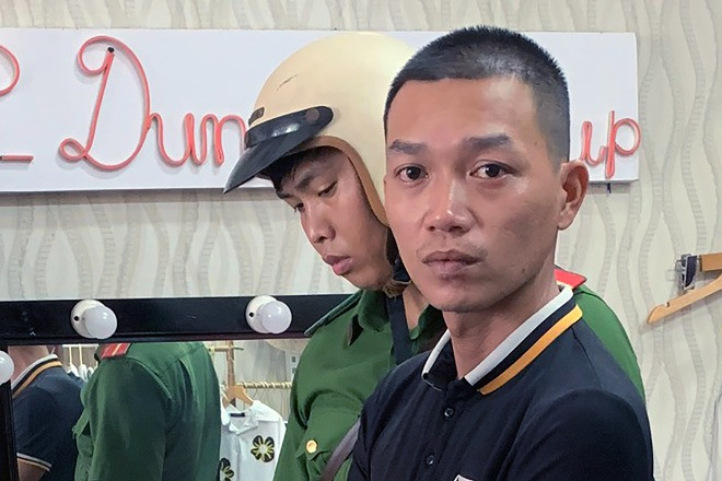 Giả vờ mua quần áo, gã trai khiến cô chủ shop thời trang kinh hãi