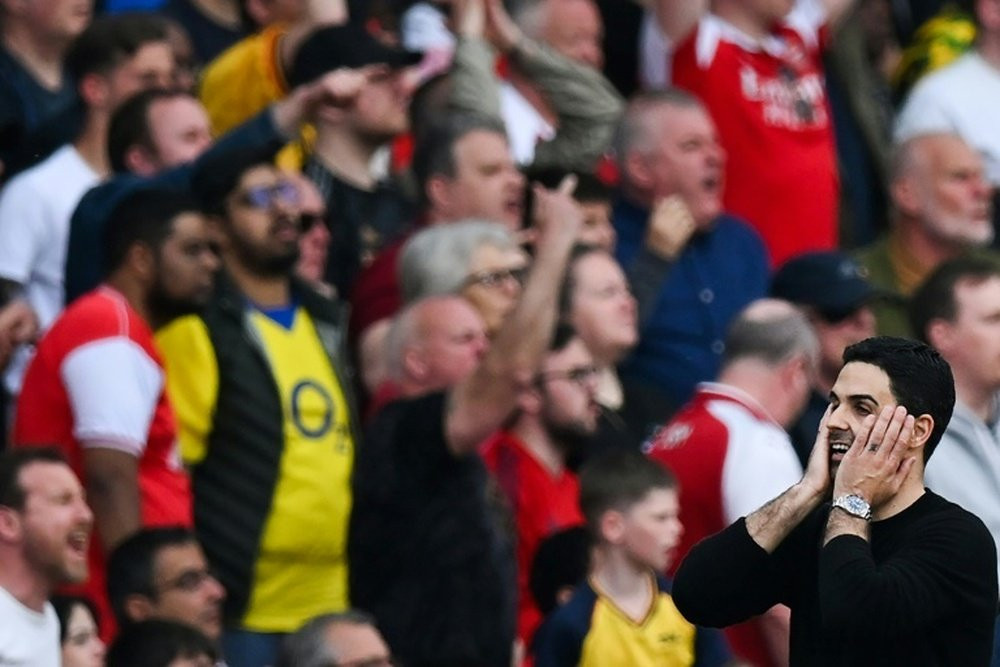 HLV Arteta xin lỗi sau thảm họa của Arsenal, dâng cúp Man City