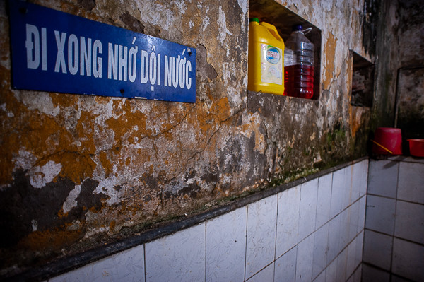 Ám ảnh khi vào nhà vệ sinh công cộng ở Hà Nội