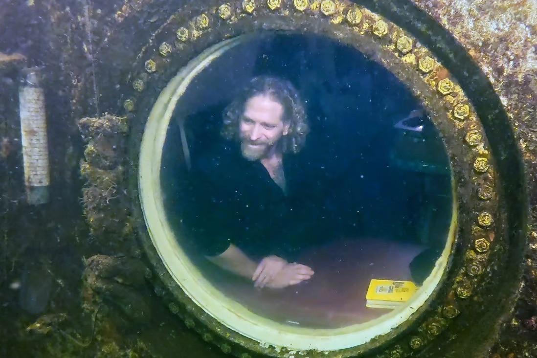 Người đàn ông lập kỷ lục sống dưới nước lâu nhất thế giới