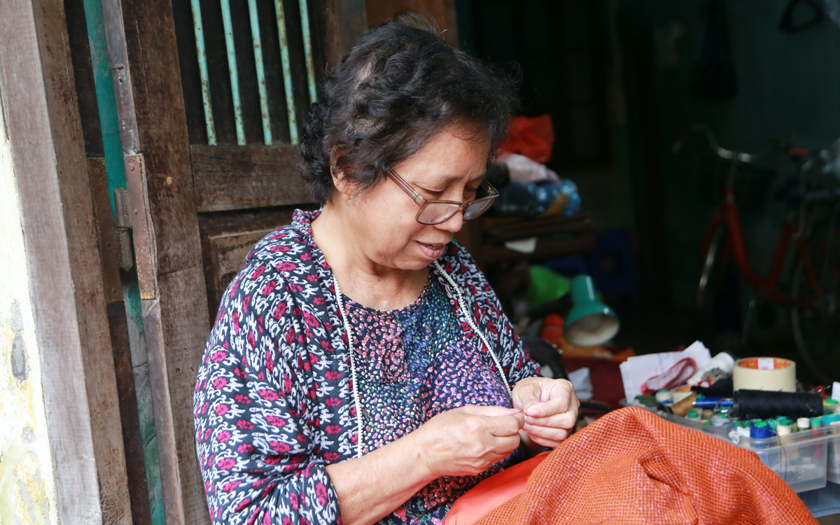 The rare female artisan who patches up memories in Hanoi