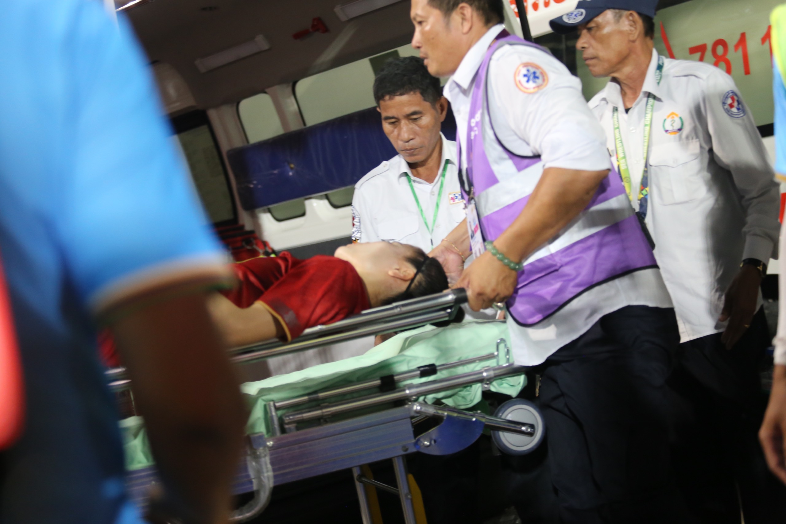 Trung vệ tuyển nữ Việt Nam nhập viện cấp cứu