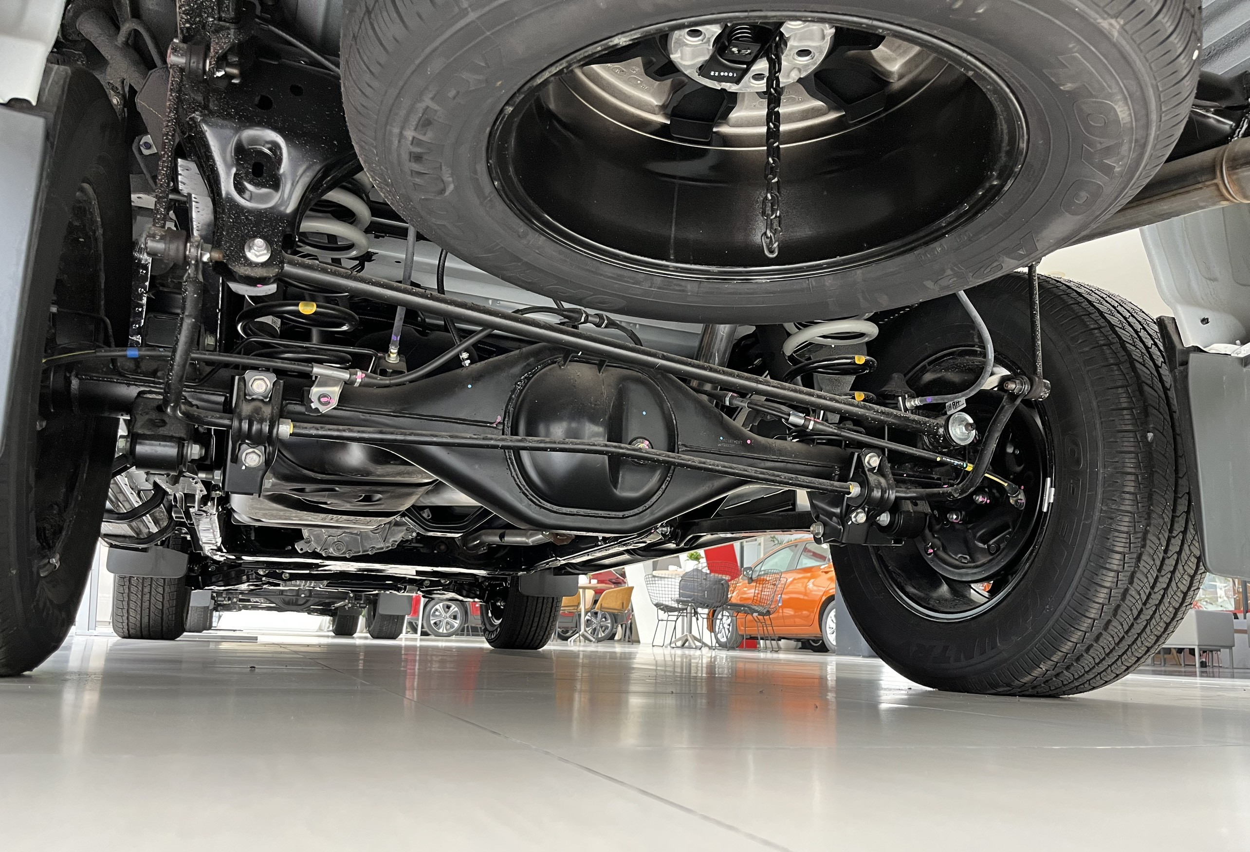 Hệ thống treo sau trên Nissan Navara với thanh cầu cứng kết hợp các thanh cân bằng và lò xo