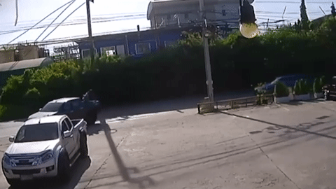 Cột điện đổ xuống đường, quật ngã người đàn ông ngồi trên xe