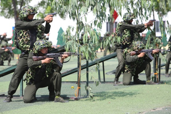 Tân binh Cảnh sát cơ động thao diễn nổ súng bắt đối tượng buôn ma túy