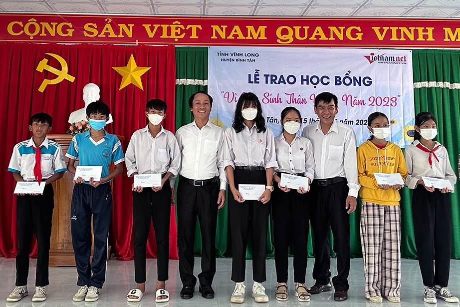 Báo VietNamNet trao học bổng cho học sinh nghèo tỉnh Vĩnh Long