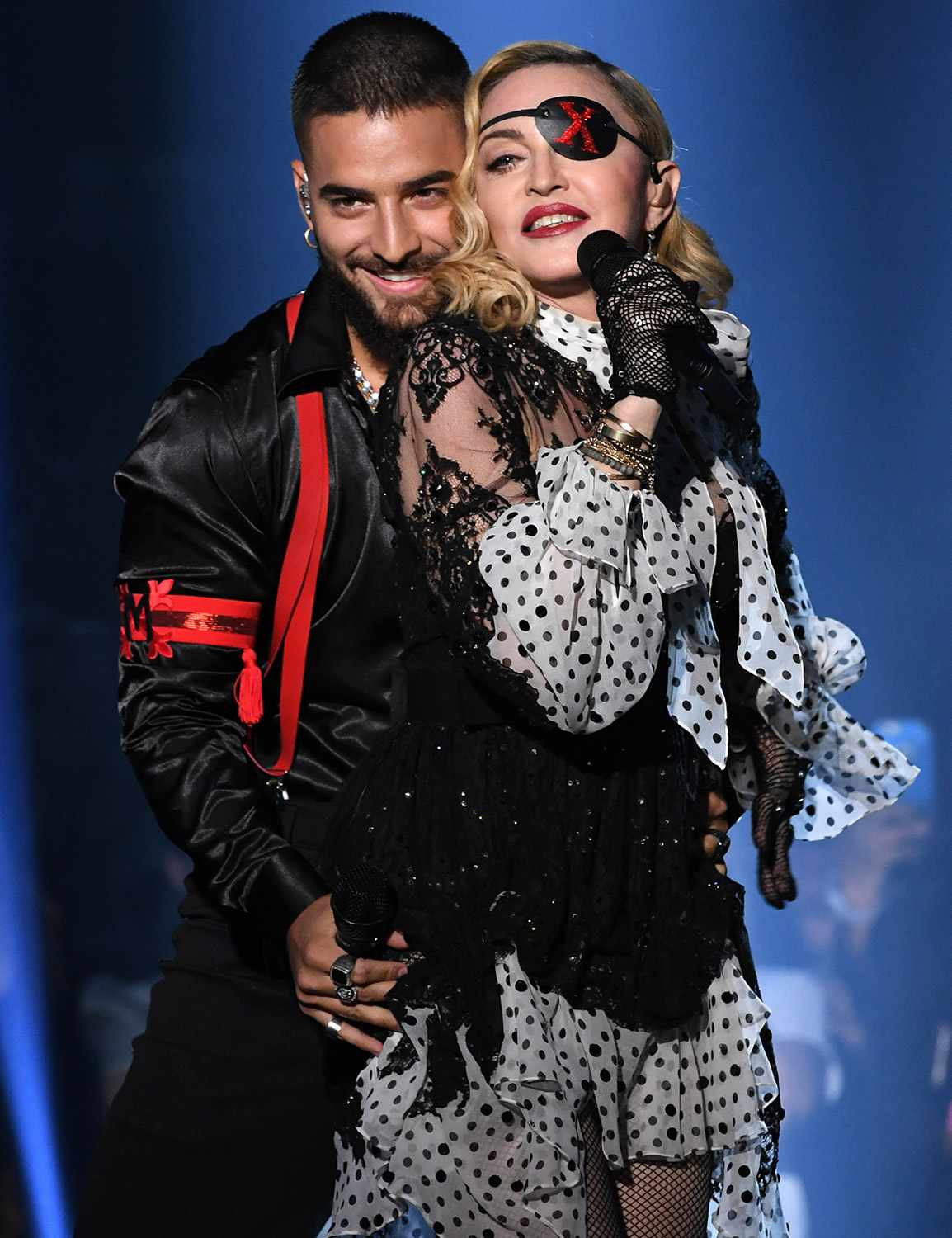 Madonna hành động lố bịch với bạn diễn kém 36 tuổi