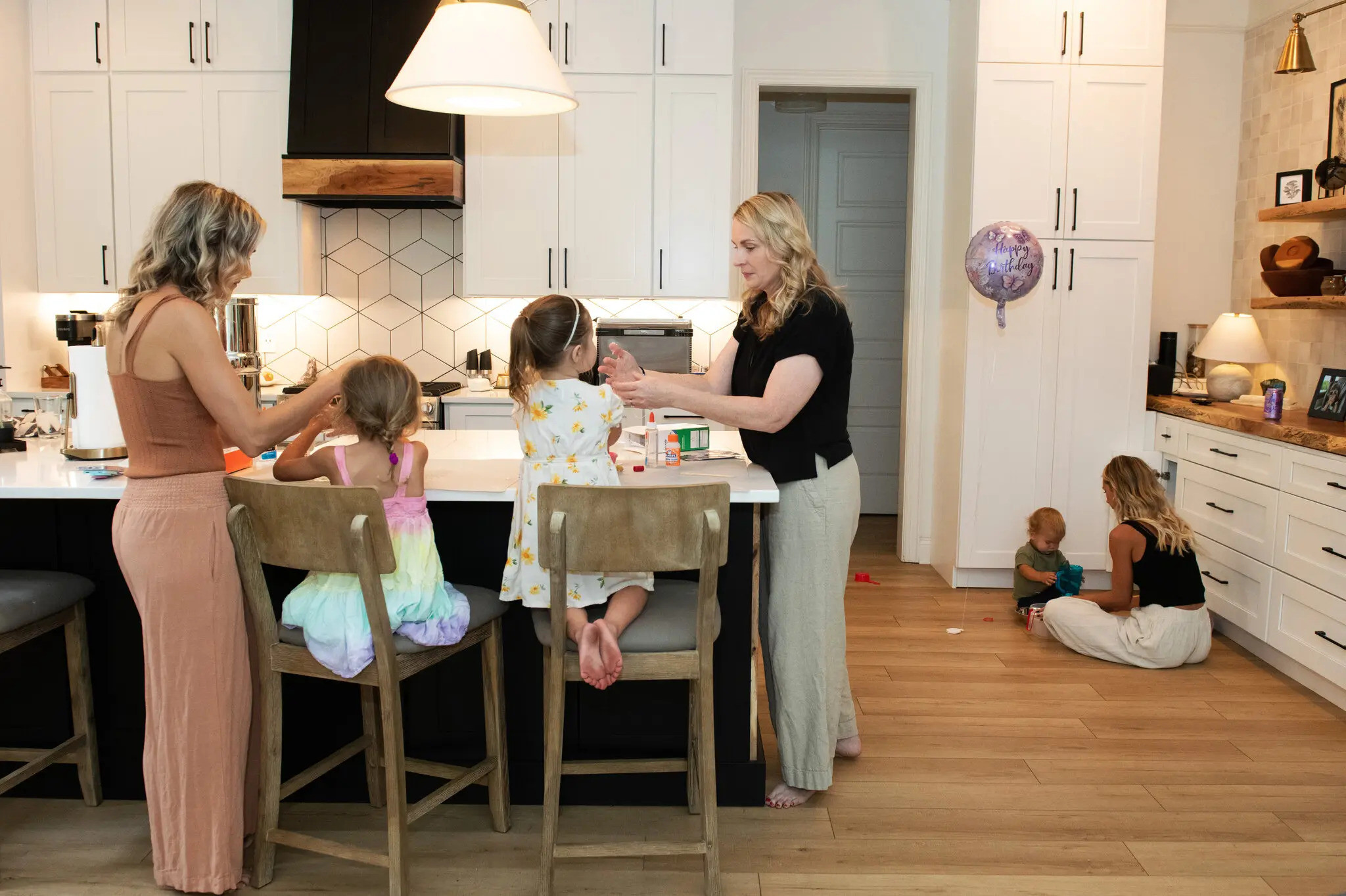 Dọn về sống chung nhà: Xu hướng mới của mẹ đơn thân