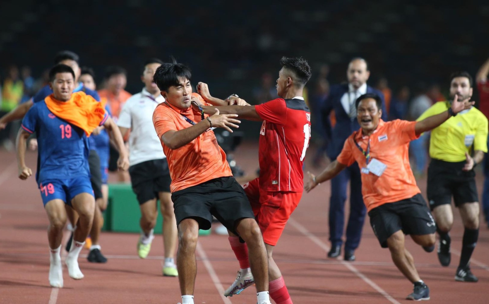 Kết quả bóng đá SEA Games 32 ngày 16/5: Loạn đả và siêu kịch tính chung kết