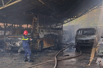 TP.HCM: Cháy lớn ở bãi xe, 5 ô tô bị thiêu rụi
