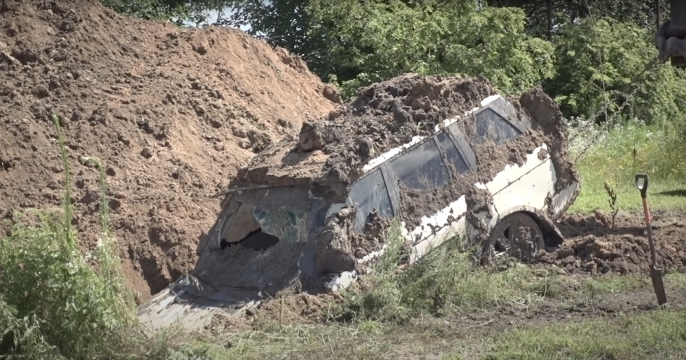 Chiếc Range Rover bị chôn vùi dưới đất bùn trong hơn một năm