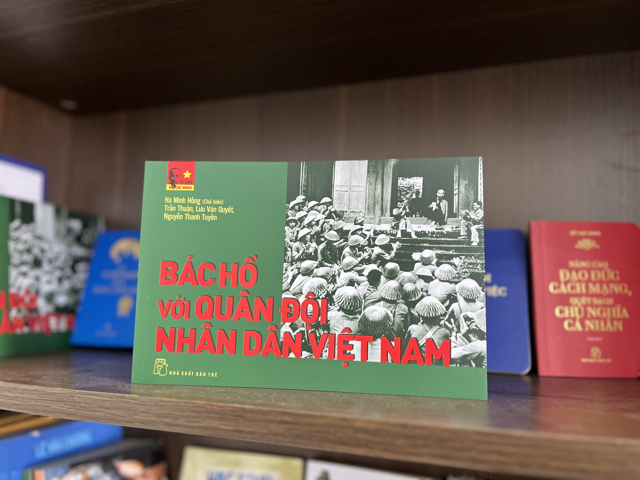 Trao tặng tủ sách Di sản về Bác Hồ cho Bảo tàng TP.HCM